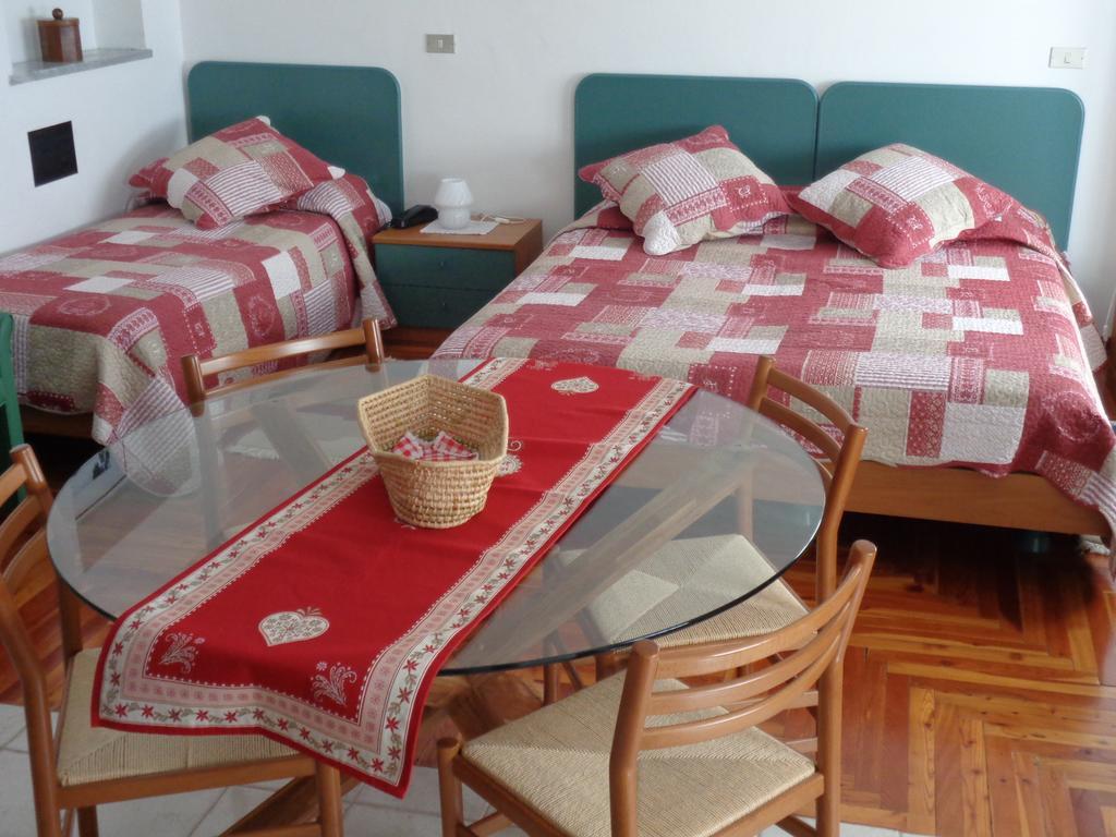 Mont Gele Ξενοδοχείο Ollomont Δωμάτιο φωτογραφία